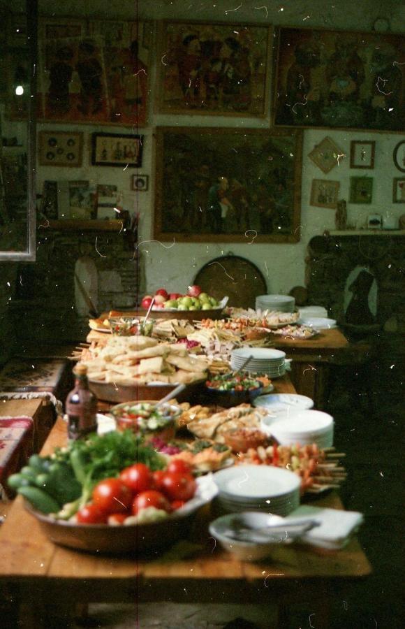 Korsha Guesthouse Roshka エクステリア 写真