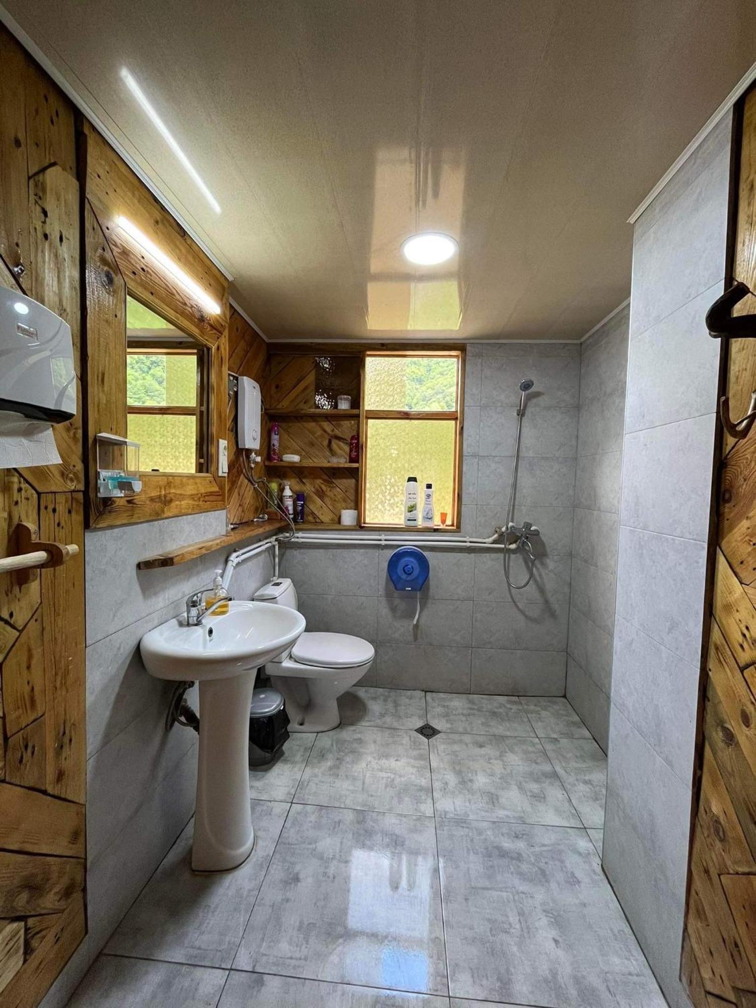 Korsha Guesthouse Roshka エクステリア 写真
